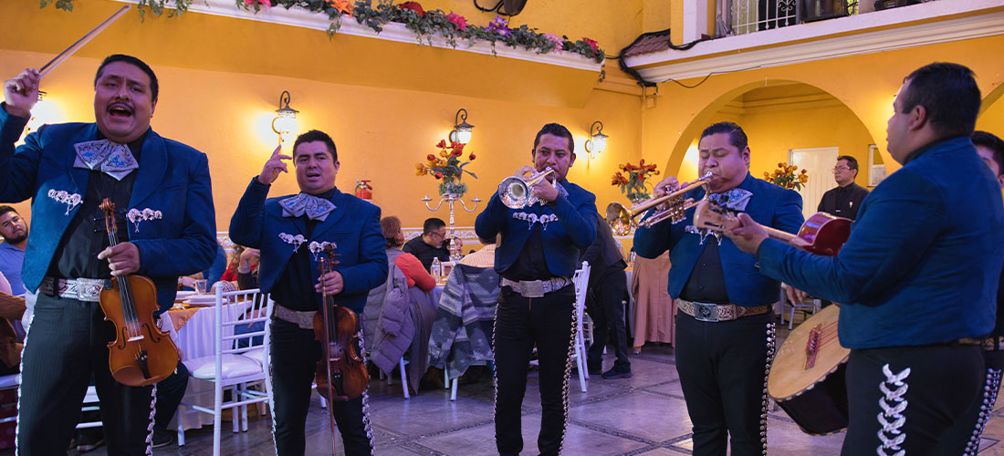 Mariachis En Avenida AZTECAS